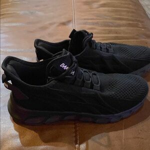 Black Athletic Shoes with Cushioned Sole and Breathable Fabric